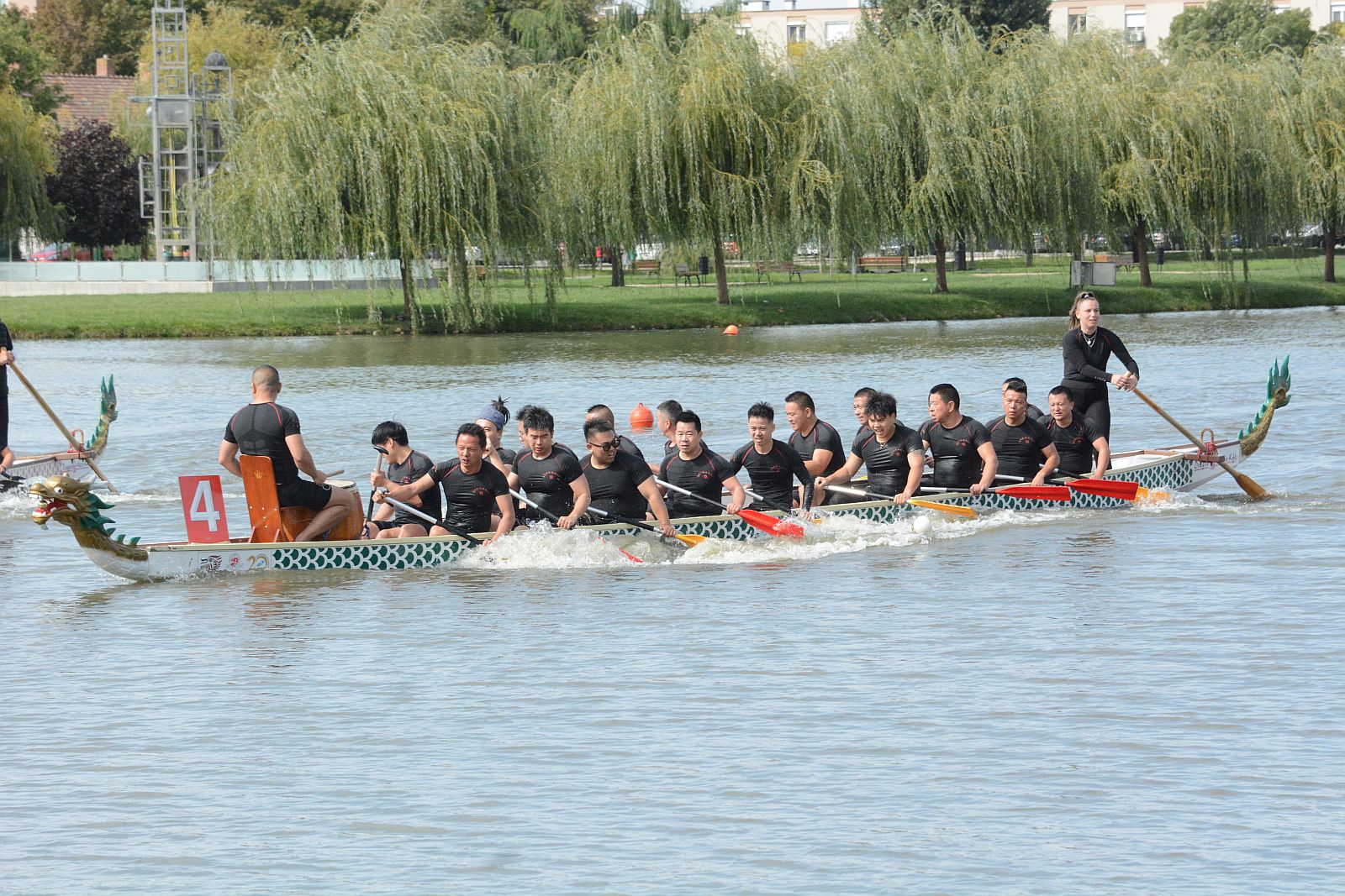 Tizenhetedik alkalommal versenyeztek sárkányhajók a Csónakázó-tónál